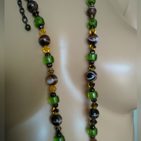 VINTAGE VERY LONG GLASS BEADED NECKLACE W/ LARGE GREEN DIAMOND CUT STONE - Picture 7 of 9